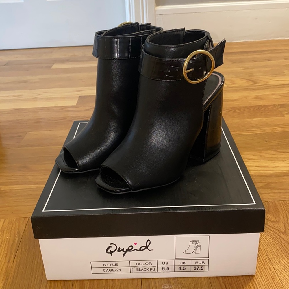 🛍️ Black Peeptoe Booties